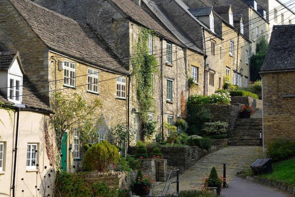 Stylish One Bedroom Cotswold Coach House Tetbury Exterior photo