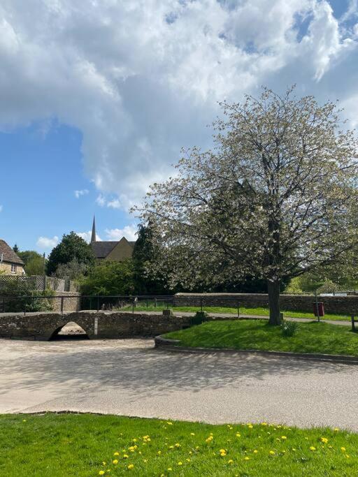 Stylish One Bedroom Cotswold Coach House Tetbury Exterior photo